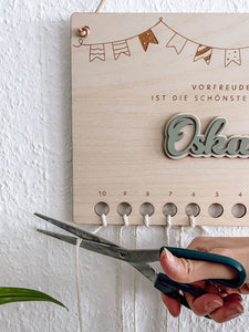 Montessori Countdown Zähler aus Holz mit Schnur · Personalisierbar