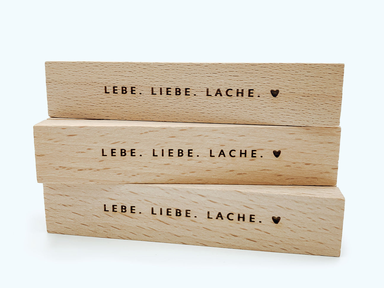 Kartenaufsteller aus Holz mit Blumenhalter · Lebe. Liebe. Lache.