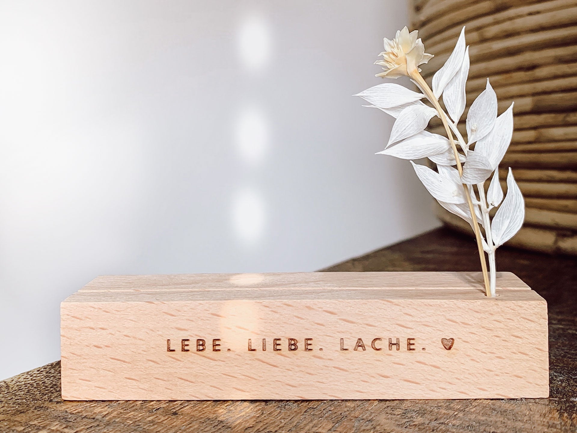 Kartenaufsteller aus Holz mit Blumenhalter · Lebe. Liebe. Lache.